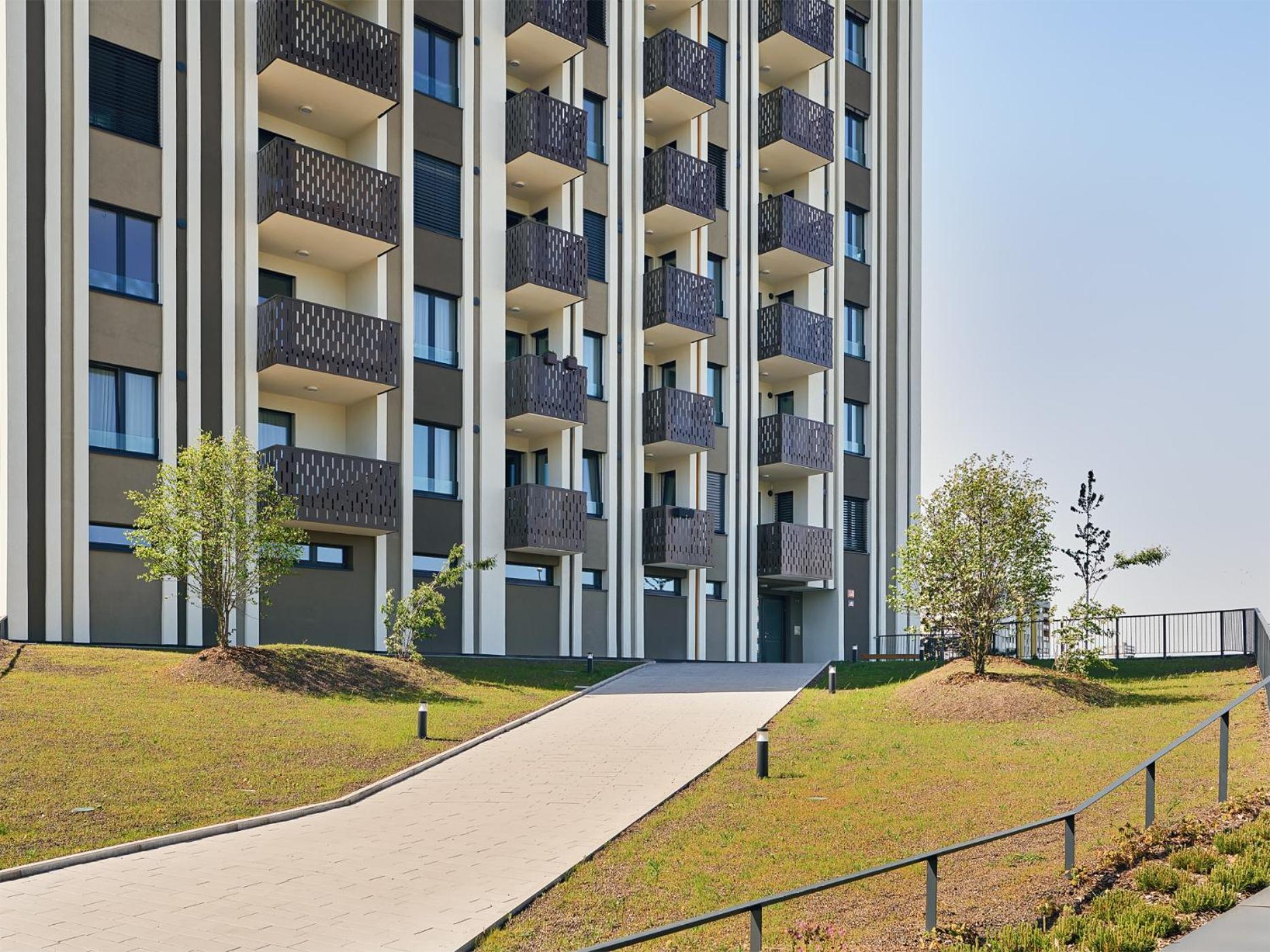 Luxury Sunny Home - Garage Parking, Metro, Balcony, Ps5 With Games Praga Esterno foto