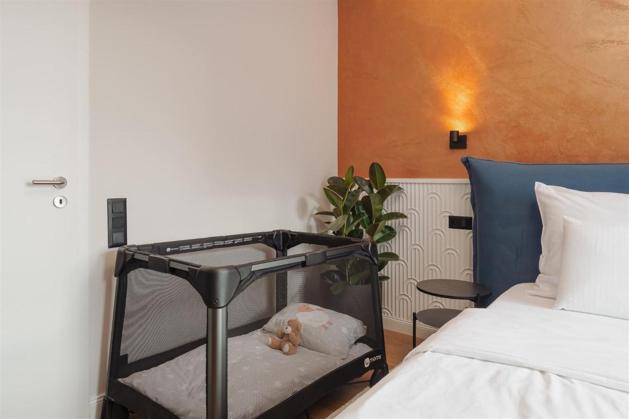 Luxury Sunny Home - Garage Parking, Metro, Balcony, Ps5 With Games Praga Esterno foto