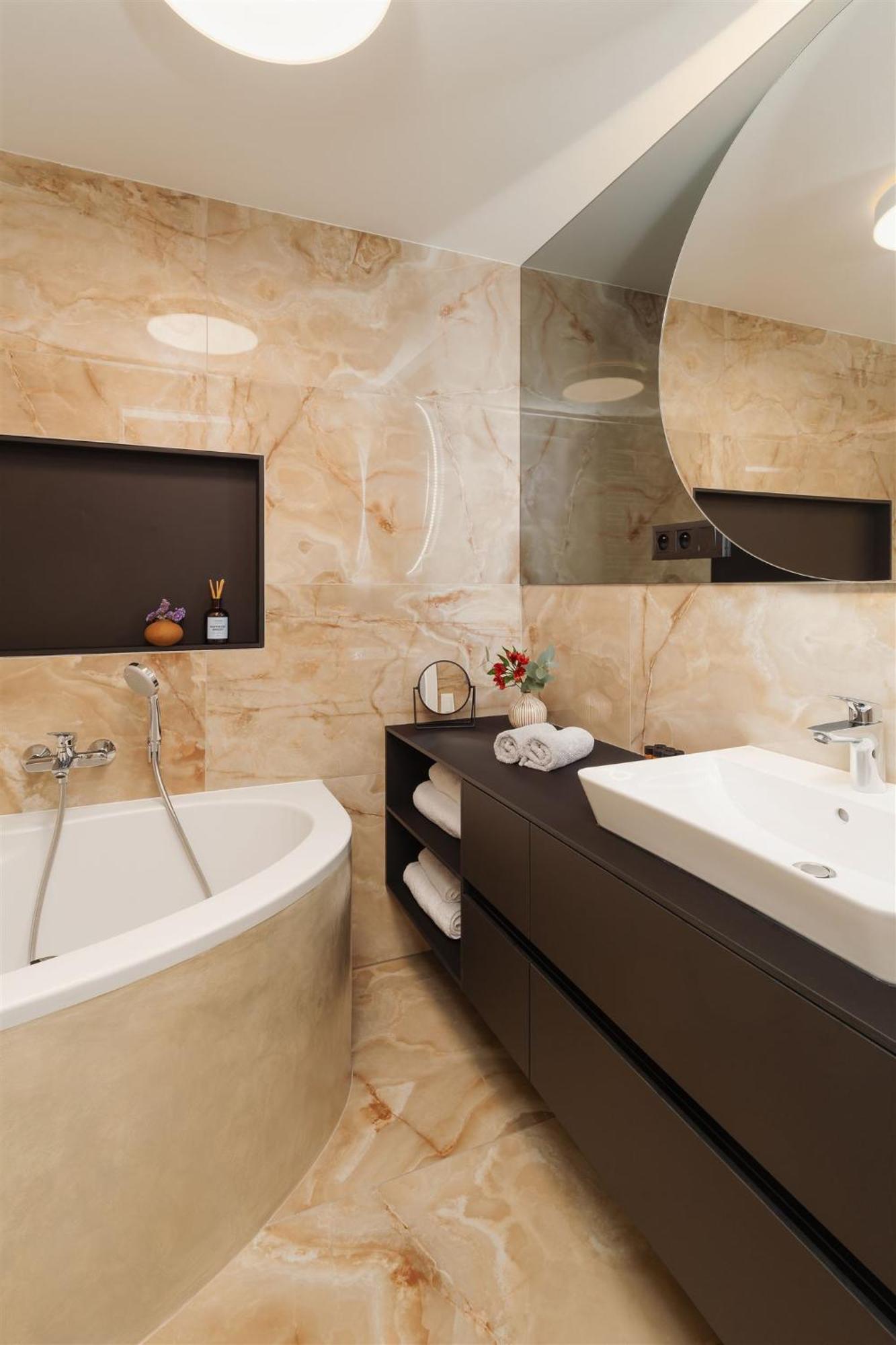 Luxury Sunny Home - Garage Parking, Metro, Balcony, Ps5 With Games Praga Esterno foto