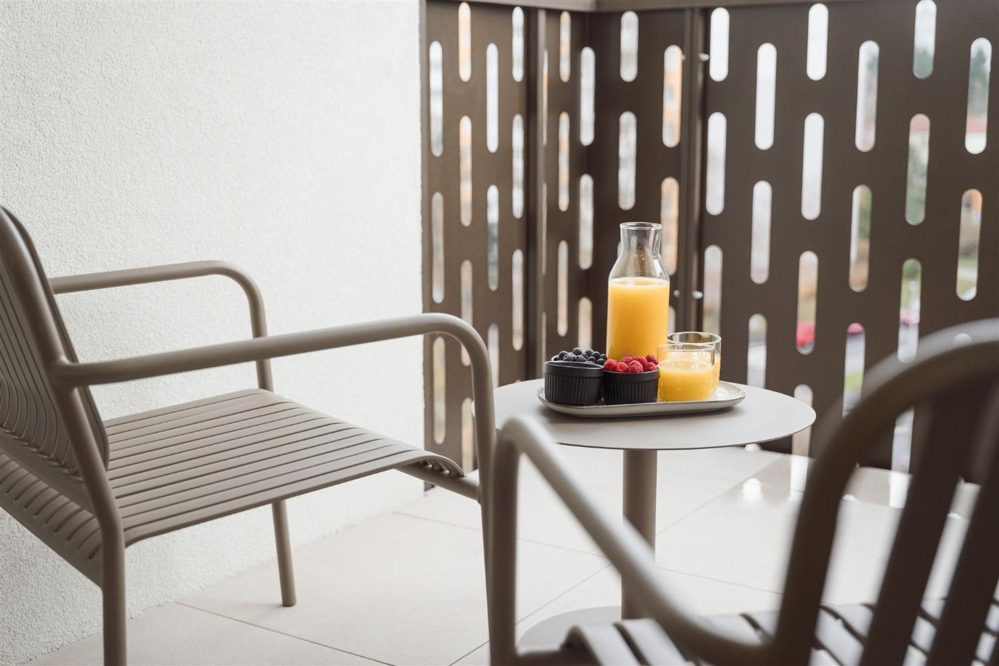 Luxury Sunny Home - Garage Parking, Metro, Balcony, Ps5 With Games Praga Esterno foto